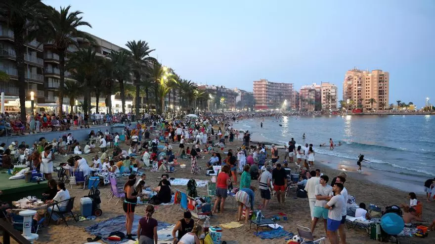 Así se ha celebrado la Noche de San Juan 2024 en la playa del Cura de Torrevieja