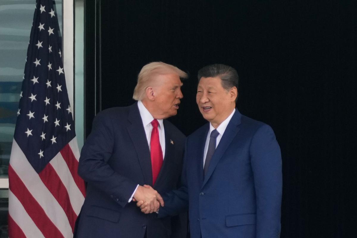 El presidente de EEUU, Donald Trump, y el de China, Xi Jinping, se dan la mano antes de la reunión mantenida este jueves en la base militar de Busa, Corea del Sur.
