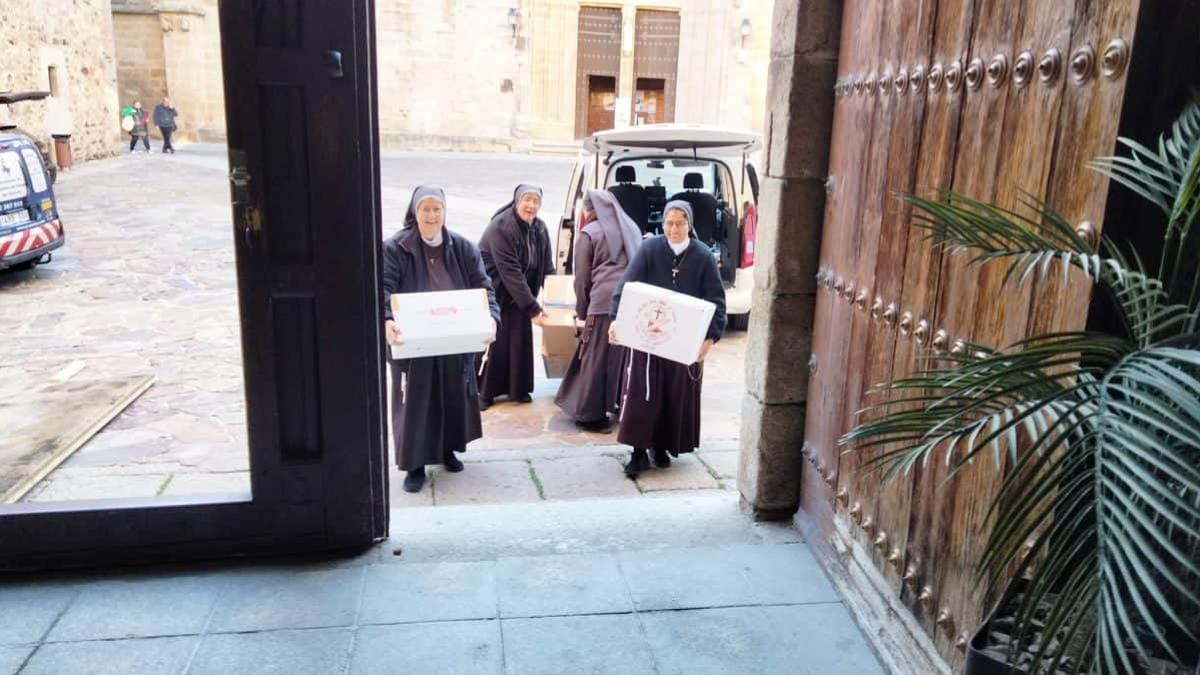 Monjas entrando en el obispado.