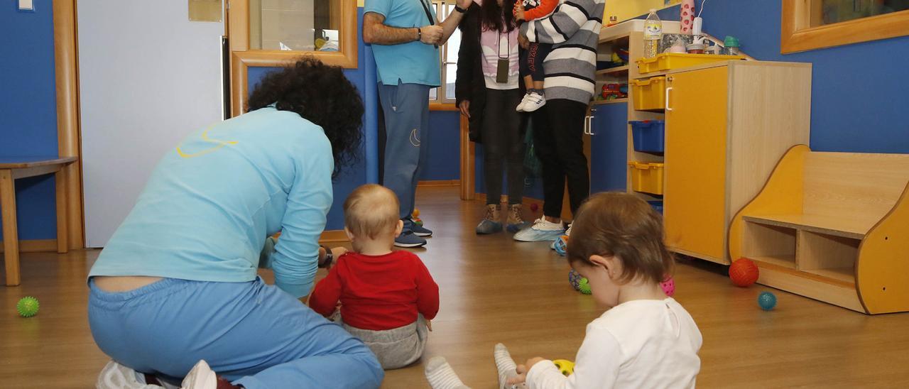 Educadores y niños, en una guardería de Vigo.