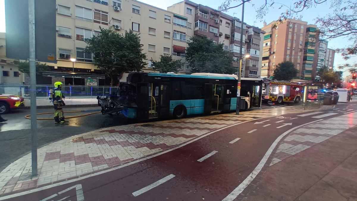 Los bomberos han logrado sofocar el incendio en el autobús en unos minutos