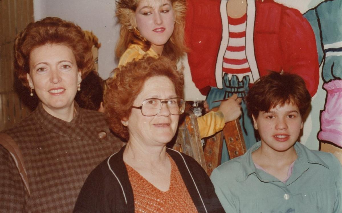 Carmen Fernández (derecha) junto con su profesora y compañeras el día en que pintaron el mural de Verdaguer, en mayo del 1985