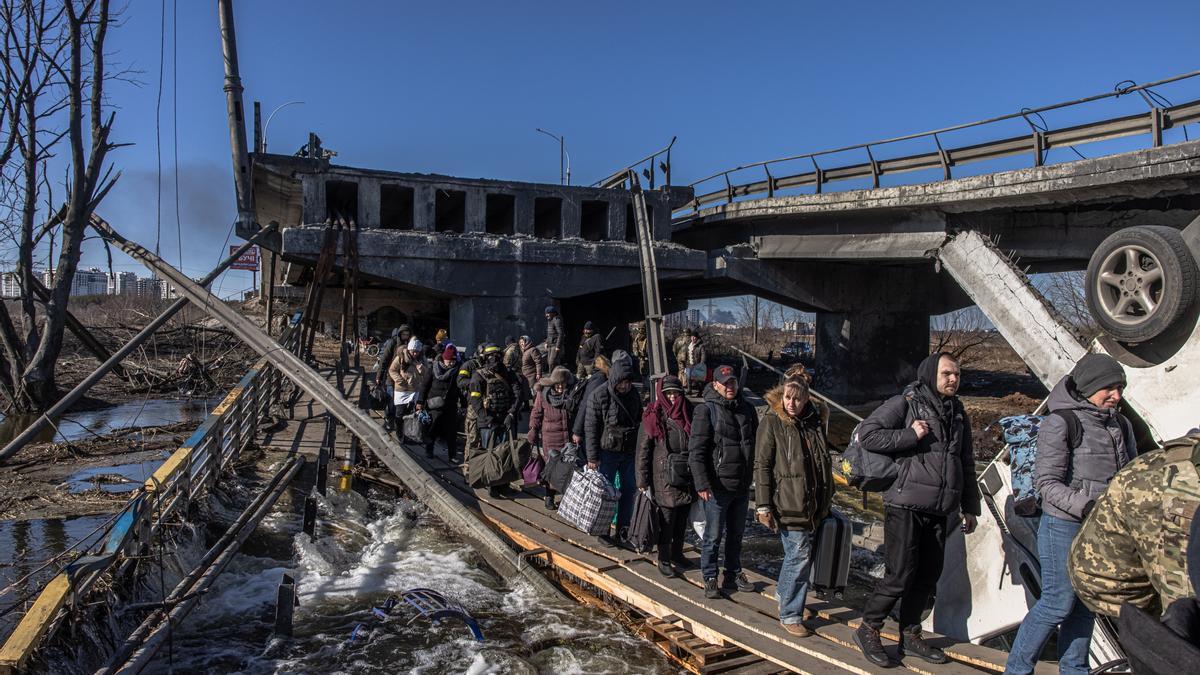 Refugiados escapan de una zona bombardeada de Ucrania.
