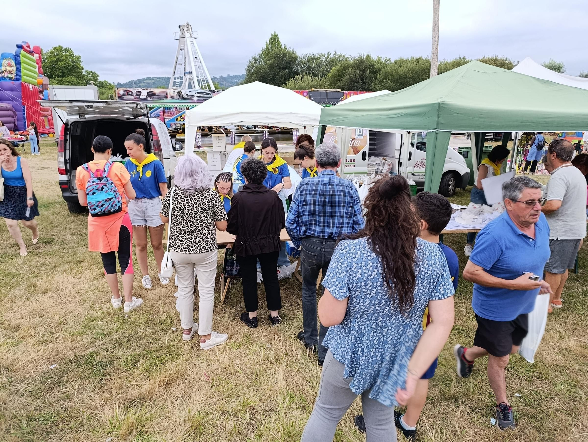 Mesa y mantel para más de mil personas en las fiestas de El Berrón