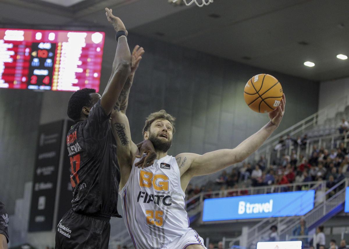 Maric, del Girona, penetra a canasta.