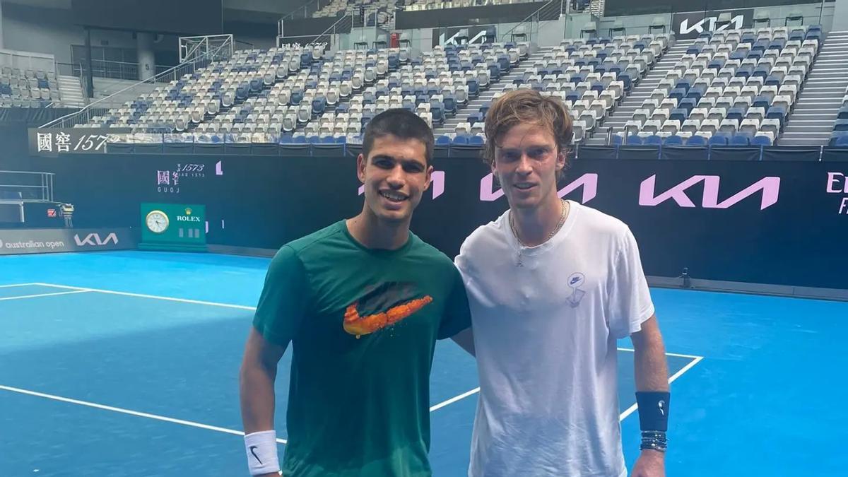 Carlos Alcaraz en Melbourne Park con Rublev