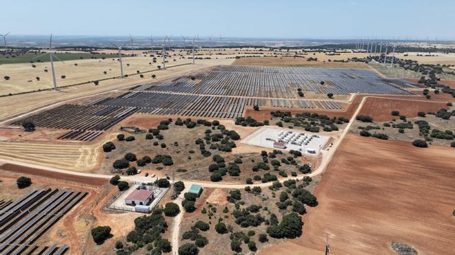 España enchufa su primera megaplanta’ verde que fusiona molinos eólicos, paneles solares y grandes baterías