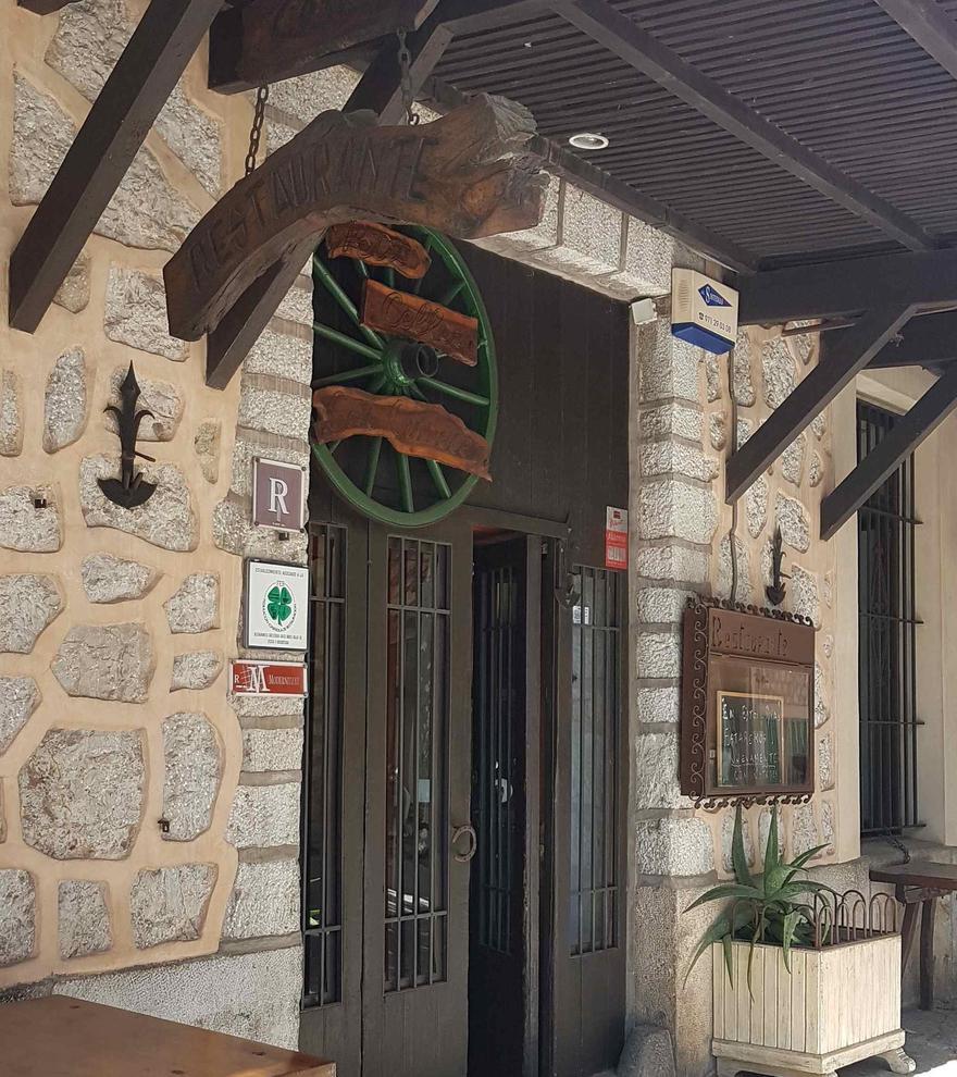 El restaurante está ubicado en una antigua casa de carros centenaria de Sóller.