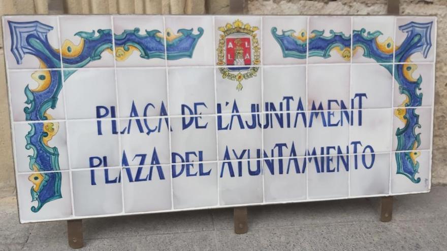 Nuevas placas para la fachada principal del Ayuntamiento de Alicante