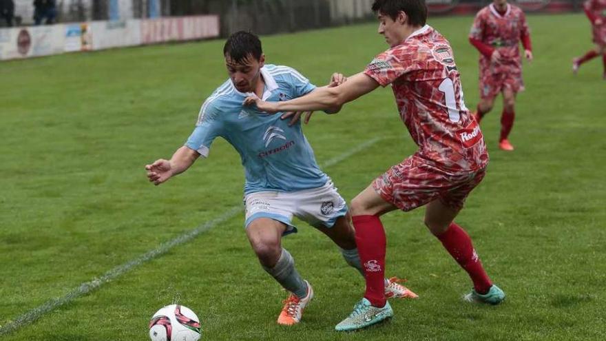 Kevin intenta superar a un rival en un partido en Barreiro. // Adrián Irago