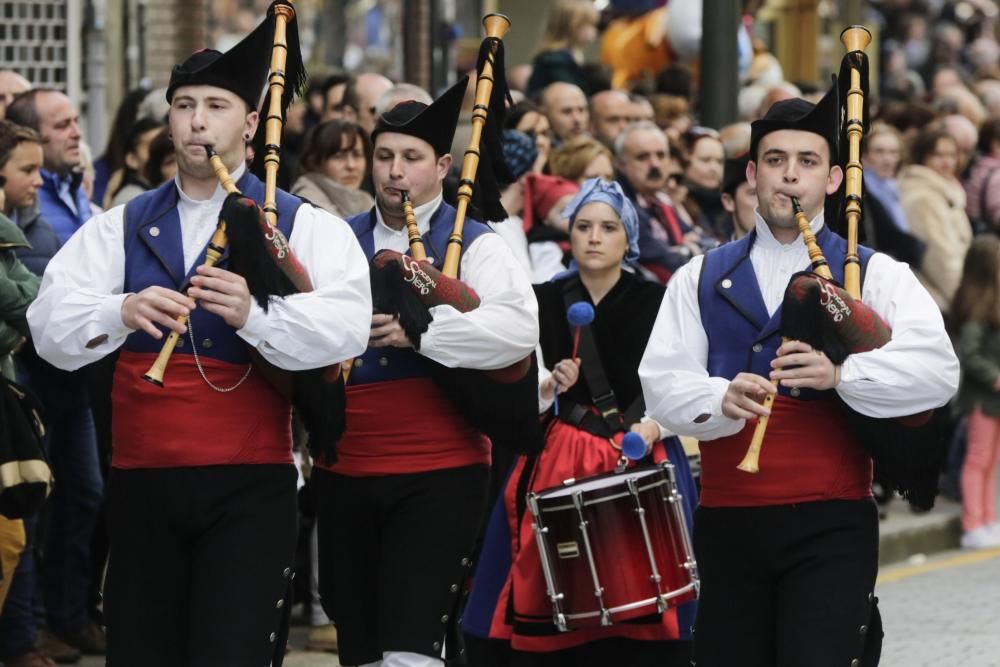 Desfile en Pola de Siero para celebrar los Güevos Pintos