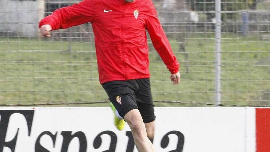 Isma López golpea un balón en el entrenamiento de ayer.