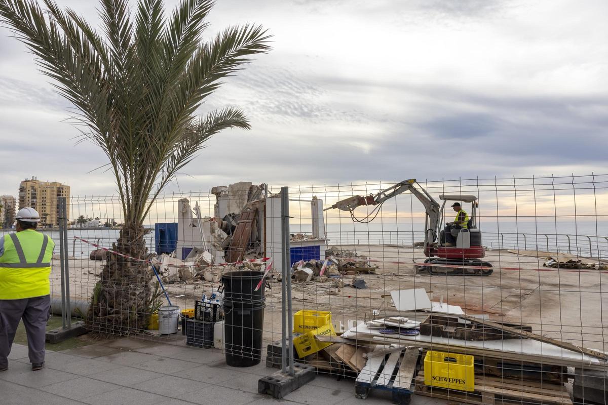 La última estampa de El Tintero. El kiosco ha sido demolido a primera hora de la mañana este martes por Costas