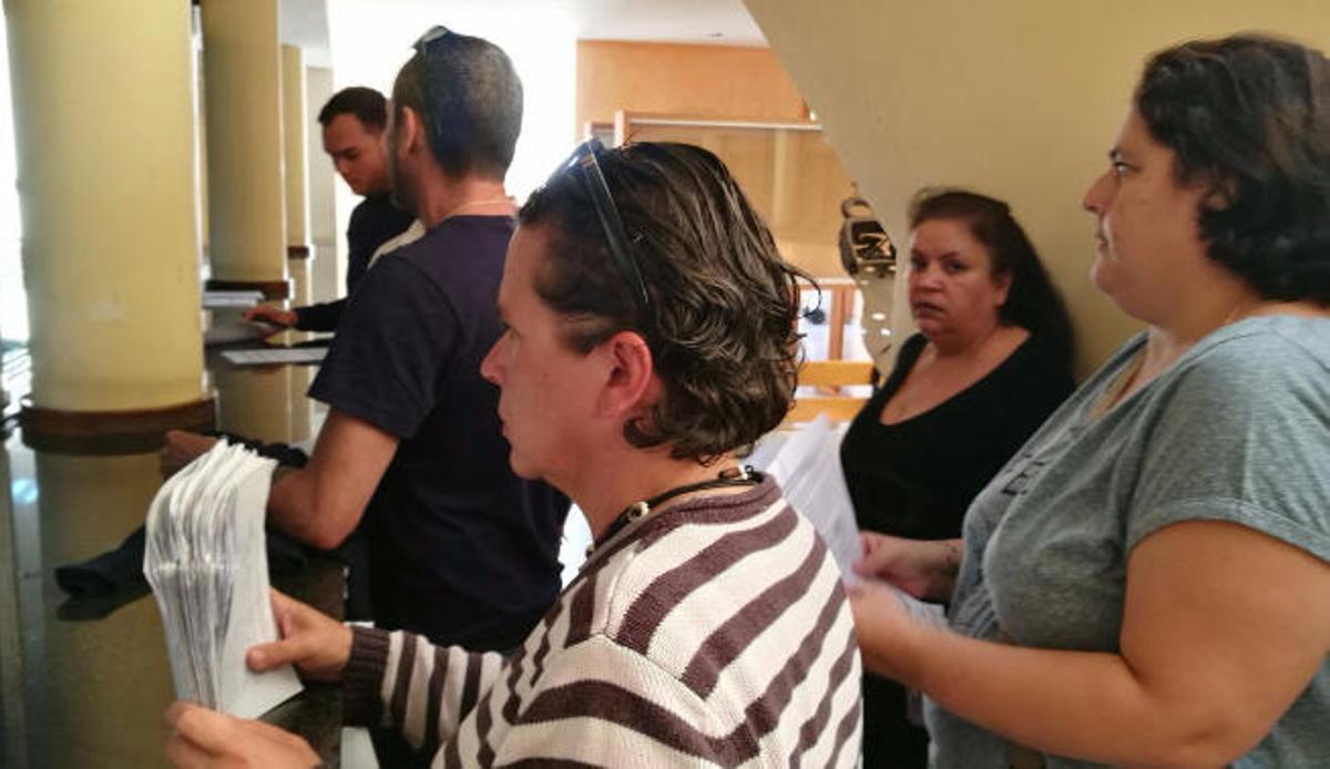 Entrega, ayer, de la moción y las firmas en el Registro General.