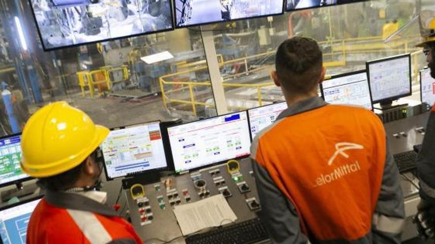 Operarios de la línea de galvanizado de ArcelorMittal en Avilés.