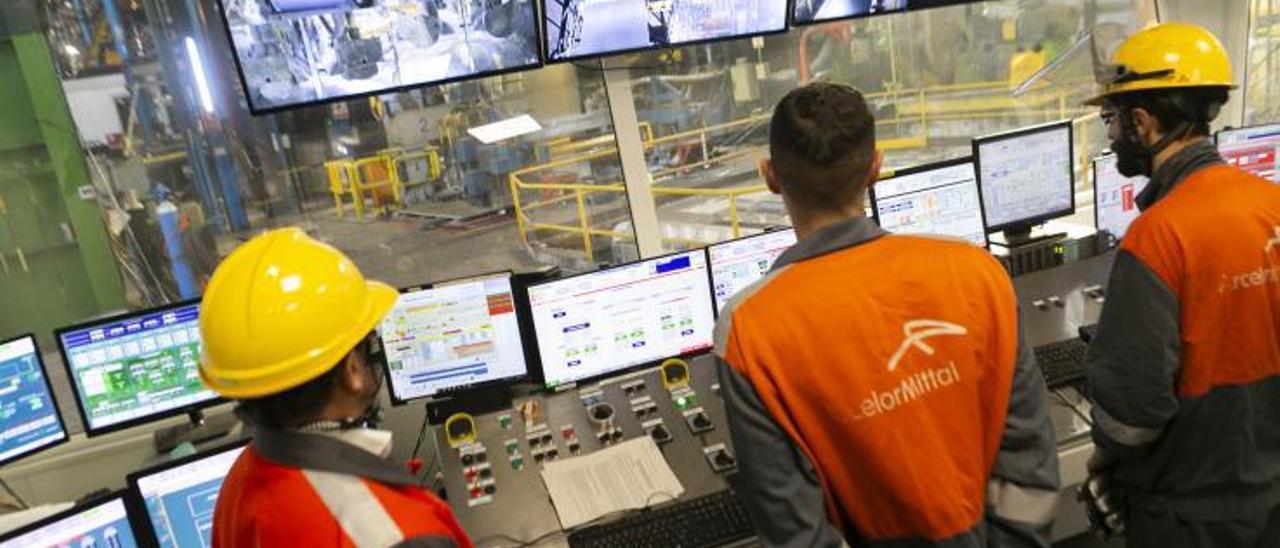 Operarios de la línea de galvanizado de ArcelorMittal en Avilés.