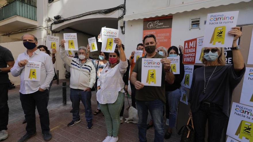 Los comerciantes cuelgan carteles en contra el plan Palma Camina y no descartan movilizaciones