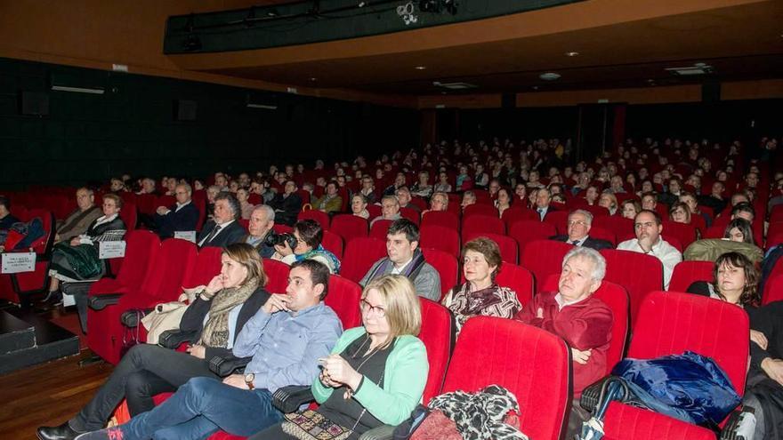 Asistentes a una de las funciones teatrales en el Teatro Prendes.