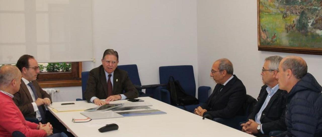 Por la izquierda, el arquitecto Leopoldo Escobedo, Mario Arias, Alfredo Canteli, Gustavo Alija, Mariano Flórez y José Antonio Suárez, ayer, en la «sala blanca» del Ayuntamiento durante la reunión.