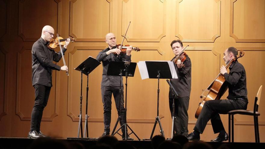 Por la izquierda, David Hevia, Carlos Tagarro, Ricardo Fernández y Alberto Gorrochategui, integrantes de «Astur Ensemble», durante el concierto de ayer en la Sociedad Filarmónica.