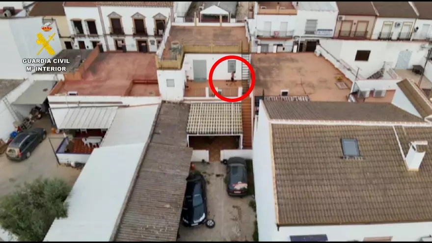 Detenido tras intentar huir por la azotea: amenazó con un arma a su expareja en plena calle en Sevilla