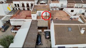 Detenido tras intentar huir por la azotea: amenazó con un arma a su expareja en plena calle en Sevilla