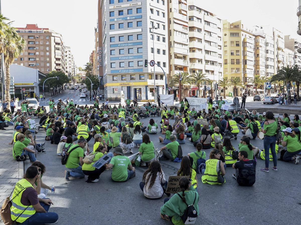 Profesores de Alicante cortaron el tráfico ayer en distintos puntos del centro con sentadas . | RAFA ARJONES