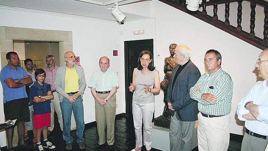 Dolores Villameriel, en el centro, en la inauguración de ayer, con Gonzalo Suárez y Alberto García a su derecha y Fernández León y Ángel Riego a su izquierda.