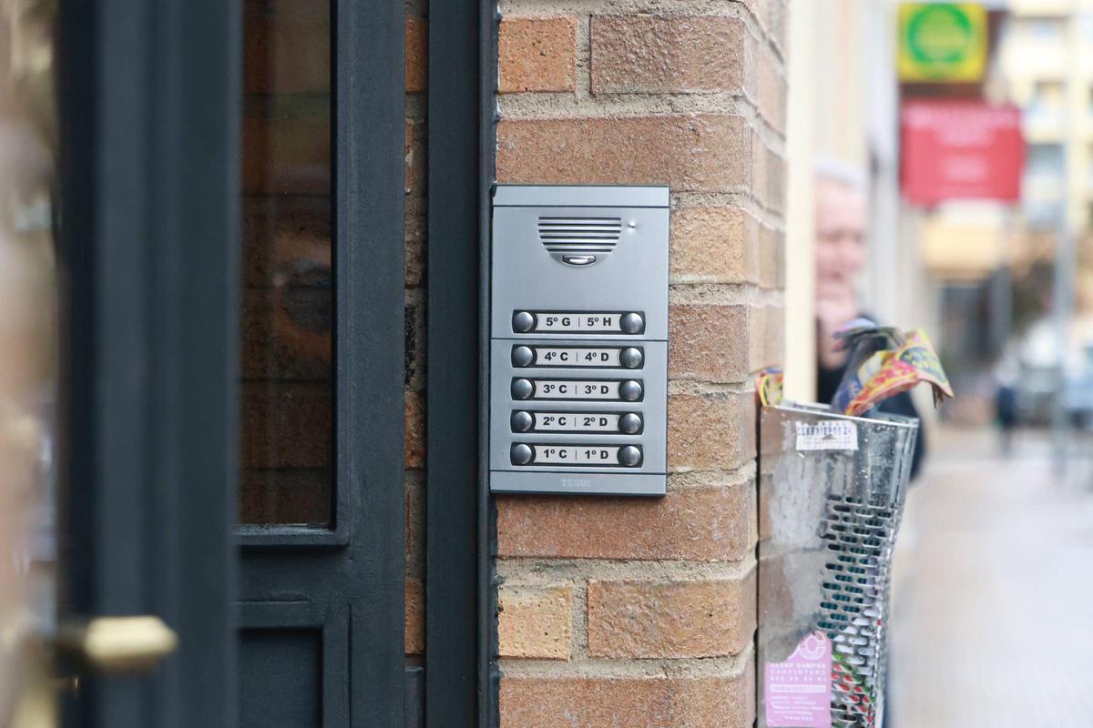 Conmoción en la avenida de París de Cáceres por la muerte de un joven