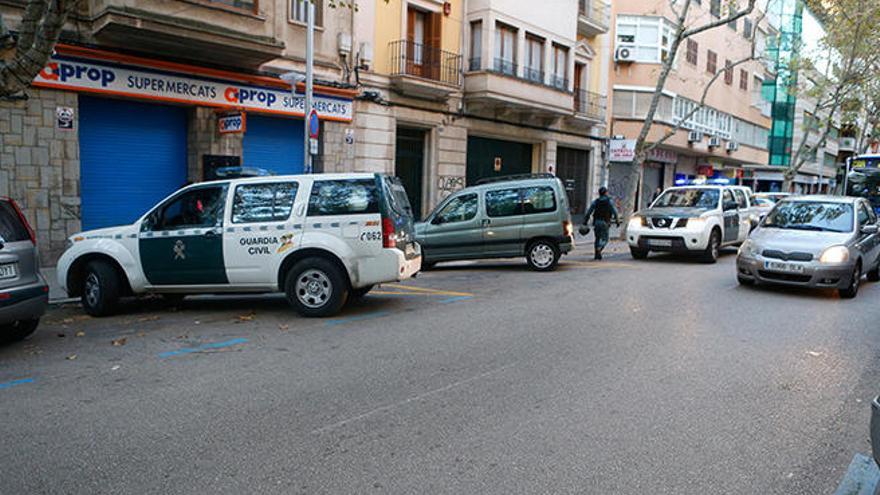 Varios agentes de la Guardia Civil durante un registro en la calle Nuredunna, en Palma