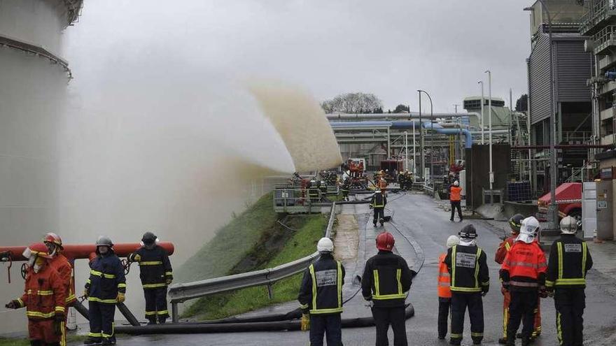 Operarios de Repsol y bomberos, durante un simulacro de accidente en la refinería.