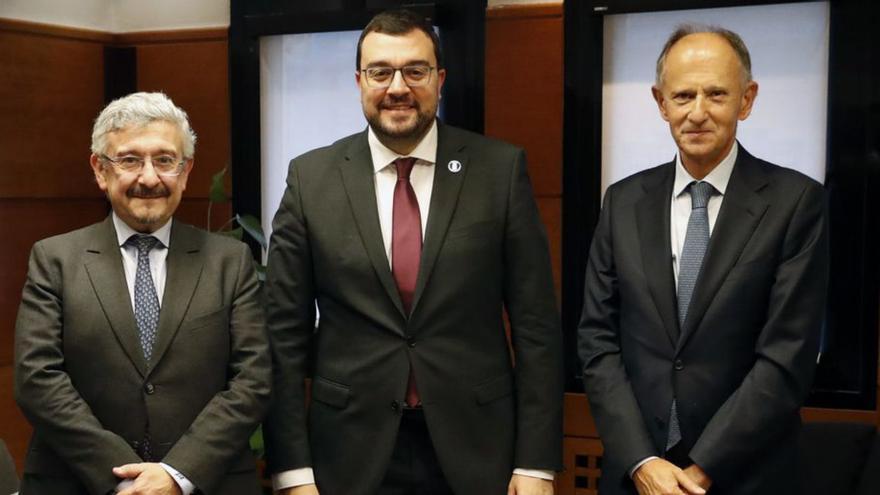 José Ignacio Sanz, Adrián Barbón y Javier Sáenz de Jubera. |