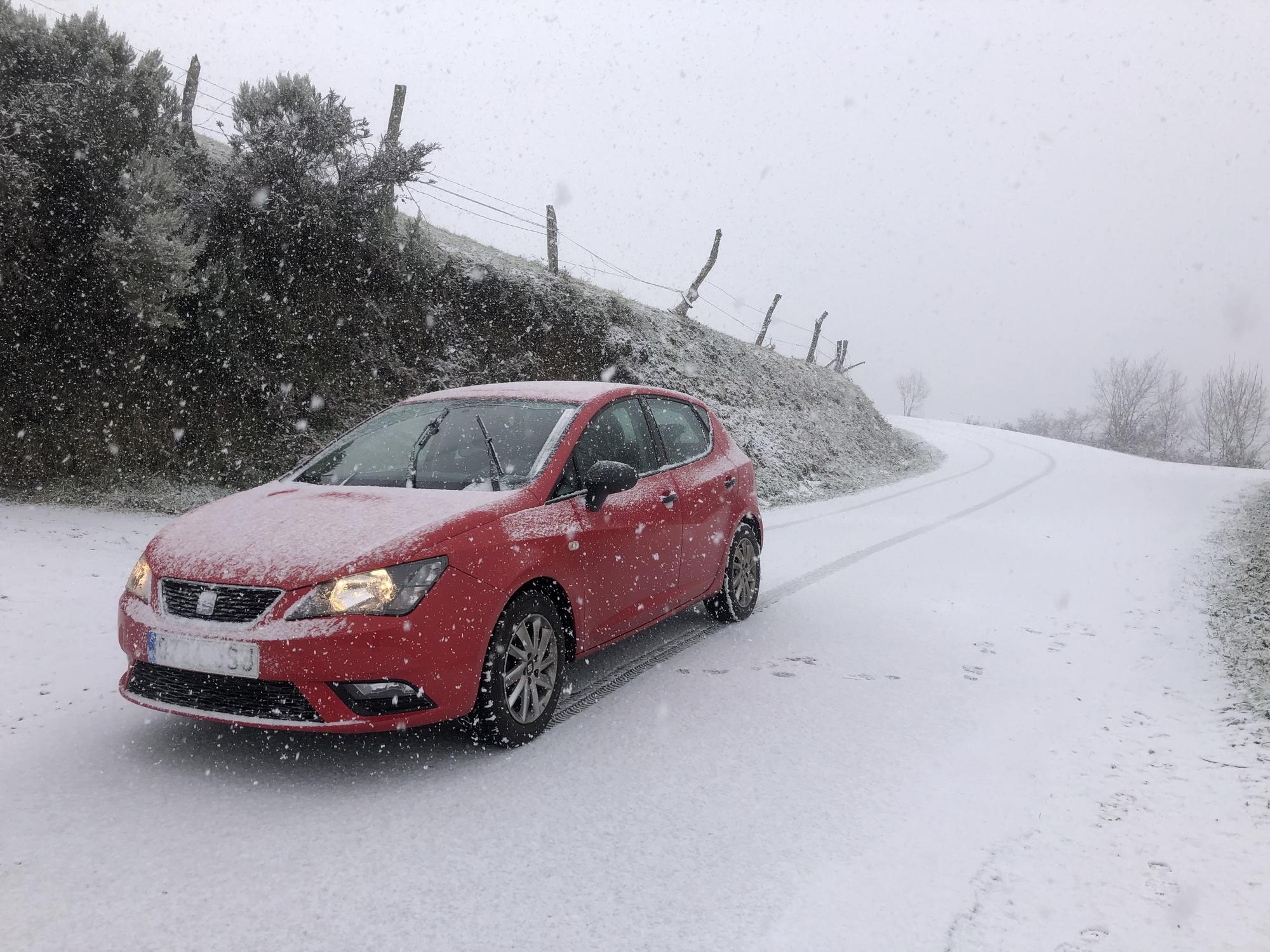 EN IMÁGENES: La borrasca Juliette lleva la nieve casi hasta la costa en Asturias