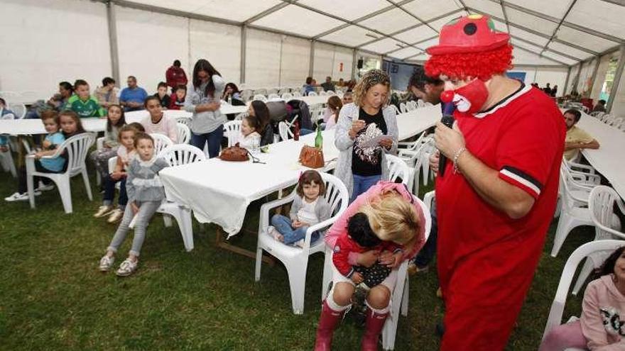 El payaso Tato, con los niños en Castiello.