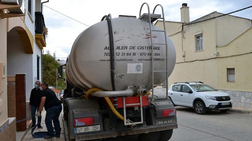 Un camión cisterna abastece de agua a una vivienda de Campillos.