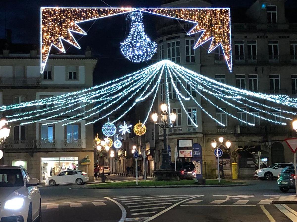 Paraguas de luces en la Praza de Galicia.