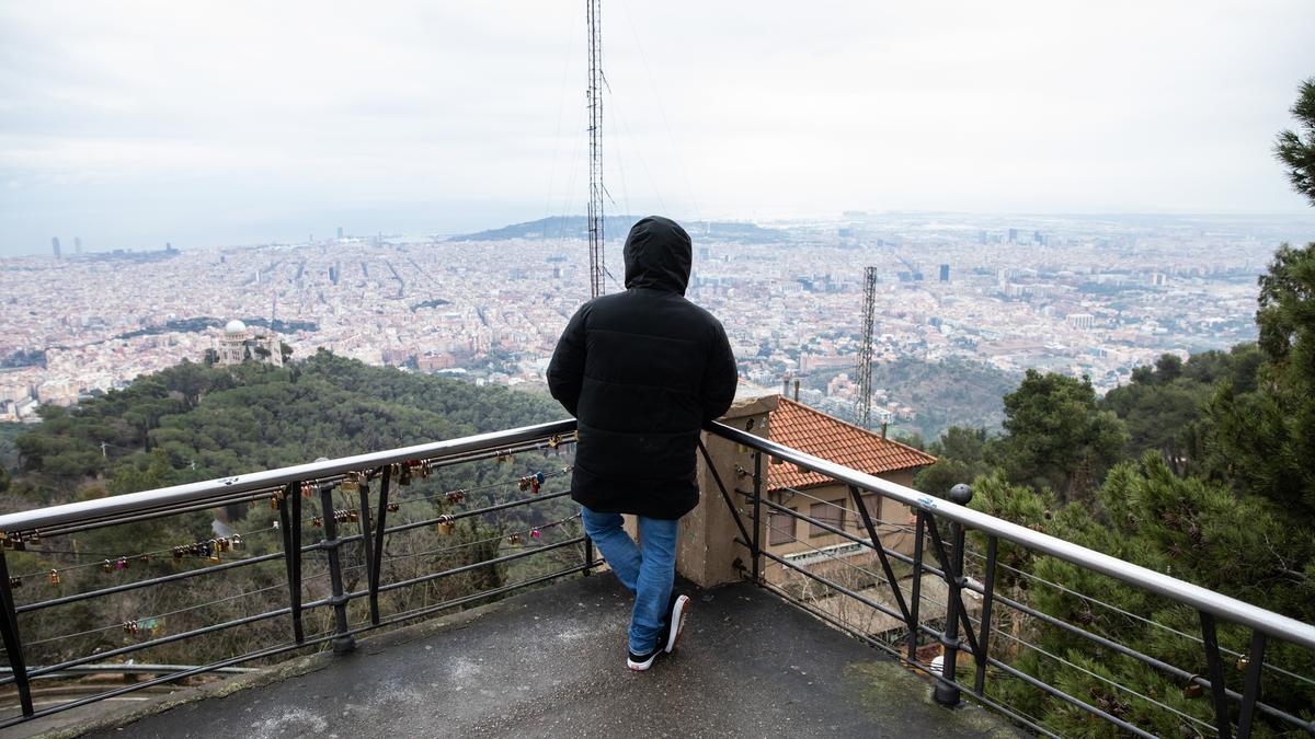 Una persona en el Tibidabo, en Barcelona, en una nevada reciente.