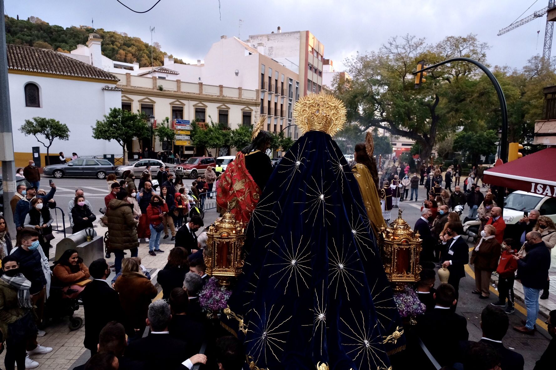 El Yacente de la Paz y la Unidad, junto a las imágenes de Santa María del Monte Calvario, San Juan Evangelista y María Magdalena, la XIV Estación