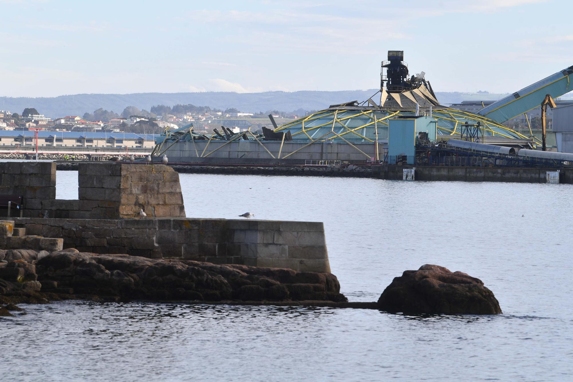 El desplome definitivo, y previsto, de la Medusa en el puerto de A Coruña