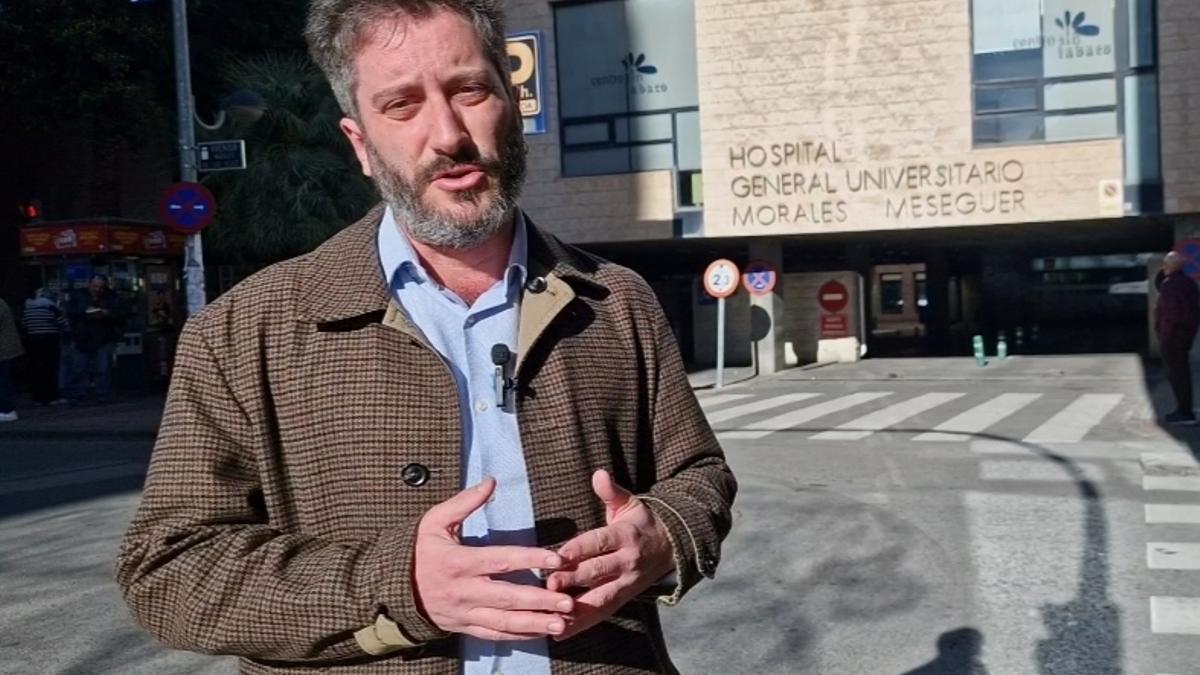 Víctor Egío, diputado de Podemos, a las puertas del Morales Meseguer, hace unos días.
