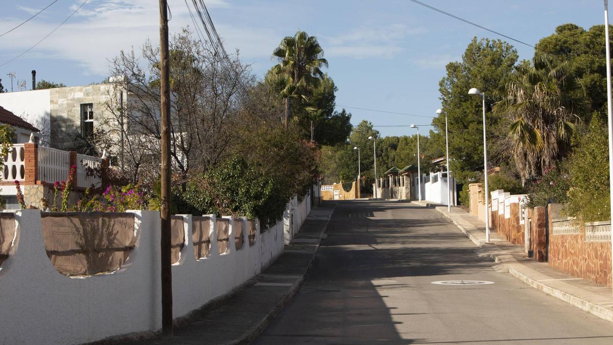 Vista de una de las calles de la urbanización afectada..