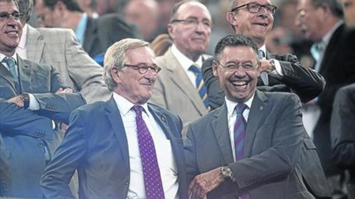 El presidente del Barça, Bartomeu, y el alcalde de Barcelona, Xavier Trias, bromean en el palco.