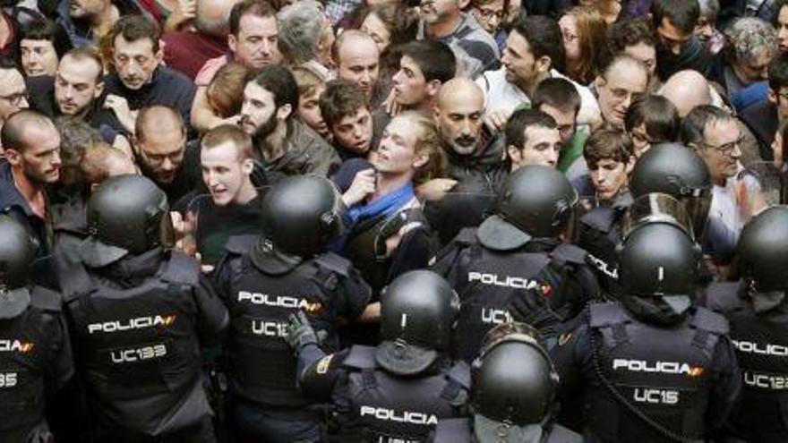 Las imágenes de las cargas policiales contra los votantes del 1-O dieron la vuelta al mundo y mañana se cumple un año.