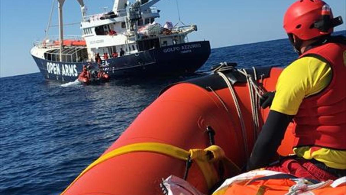 El 'Golfo Azurro', en aguas del Mediterráneo central, en su 11ª misión de rescate de inmigrantes.