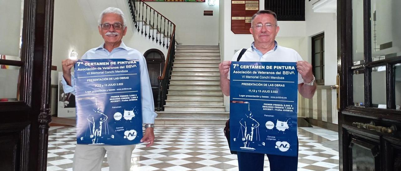 Antonio Moreno (izq), vocal de Pintura de la AVBBVA y su presidente, Manuel Quintanilla, ayer con los carteles del 7º Certamen de Pintura en el Archivo Municipal.