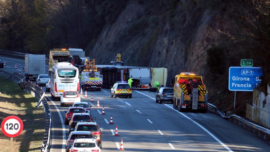 Un camió bolcat a l&#039;AP-7 en un accident de l&#039;any passat