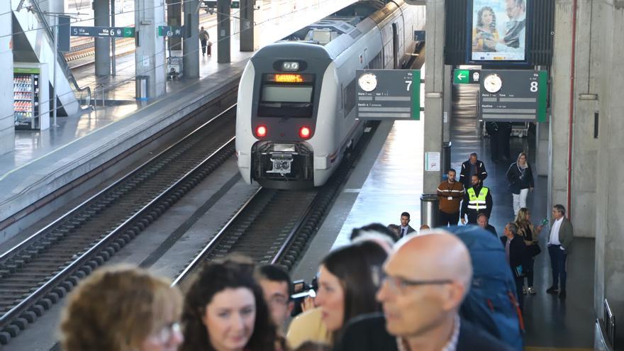 La cancelación de un tren a Málaga provoca largas colas en la estación de Córdoba