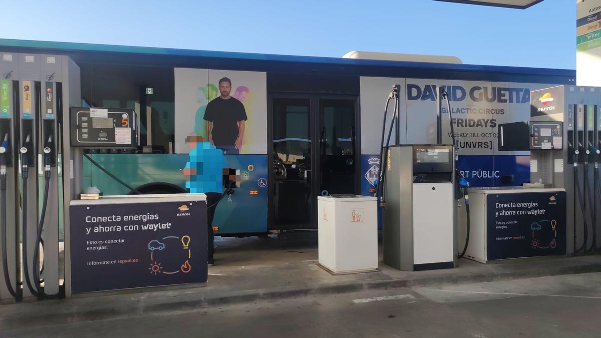 Autobús con publicidad del Unvrs.