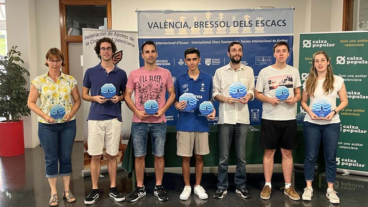 Diego Macías, en el centro de la imagen, con Julen Arizmendi a su derecha, acompañado por otros participantes del Open València Cuna.