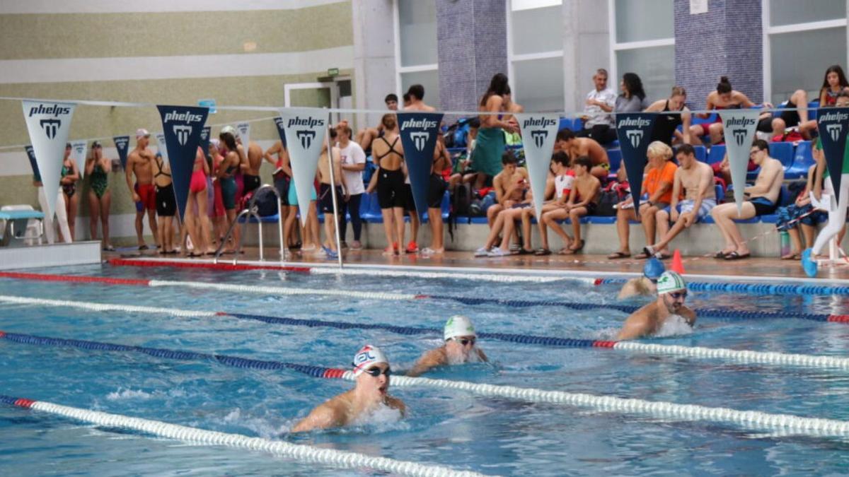 Varios nadadores, durante una de las pruebas celebradas en Montilla.